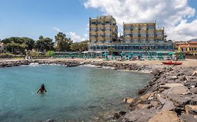 Hotel Bellevue Et Mediterranee