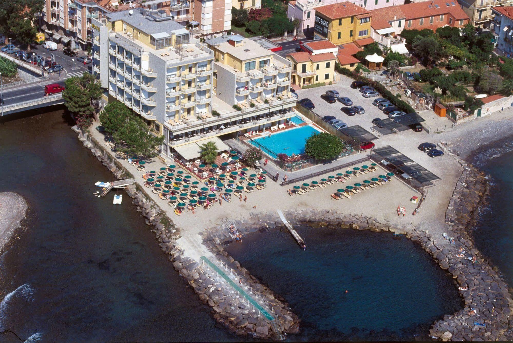 Hotel Bellevue Et Mediterranee Diano Marina Exterior photo
